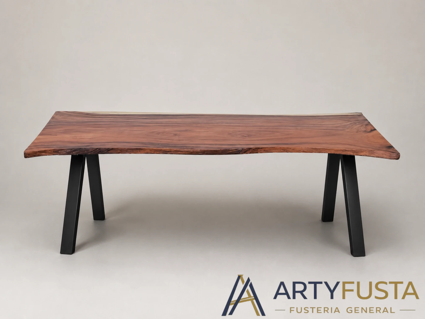Mesa de madera con acabado natural