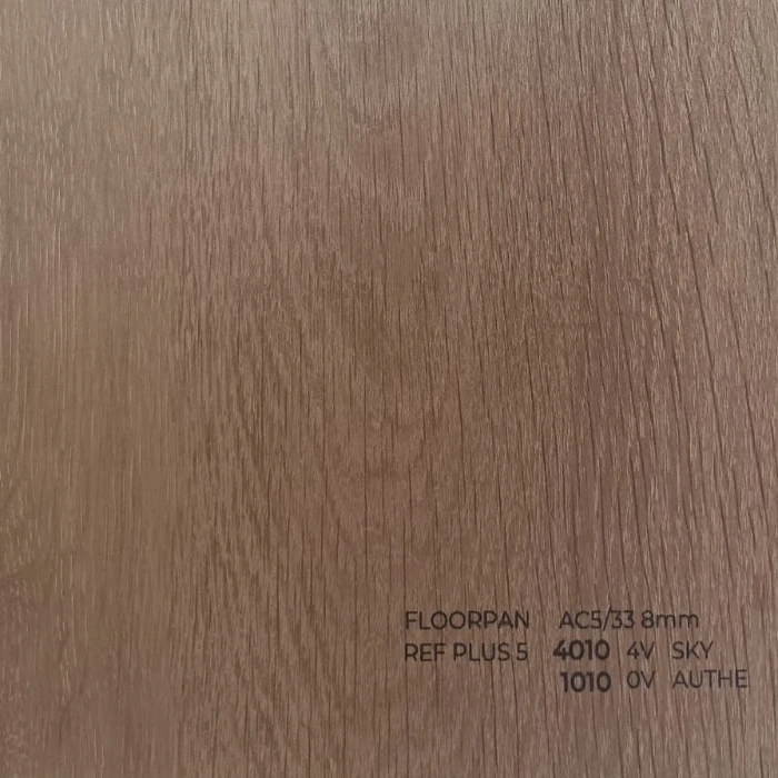 Suelo laminado en tono madera