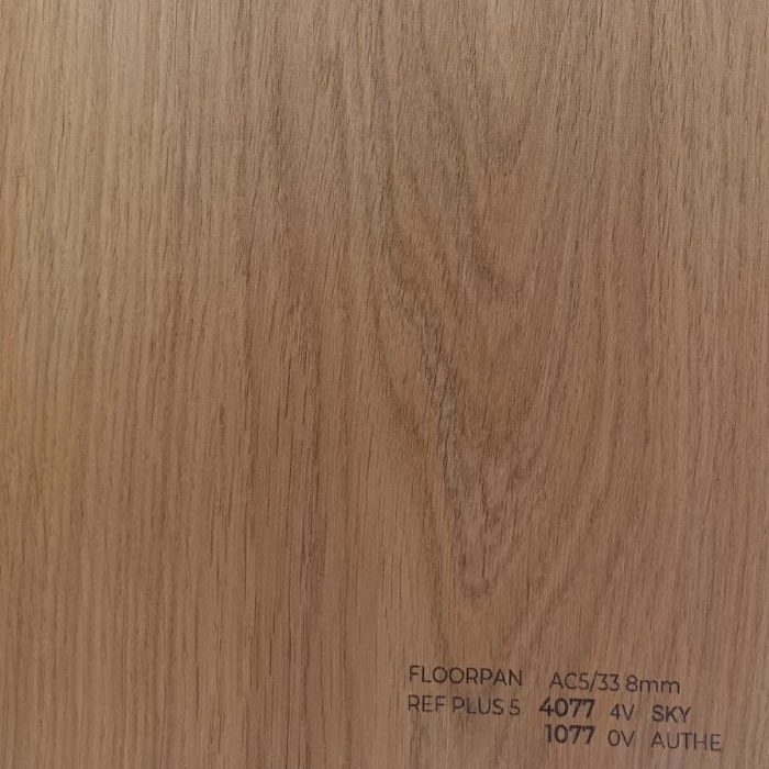Suelo de madera con acabado oscuro